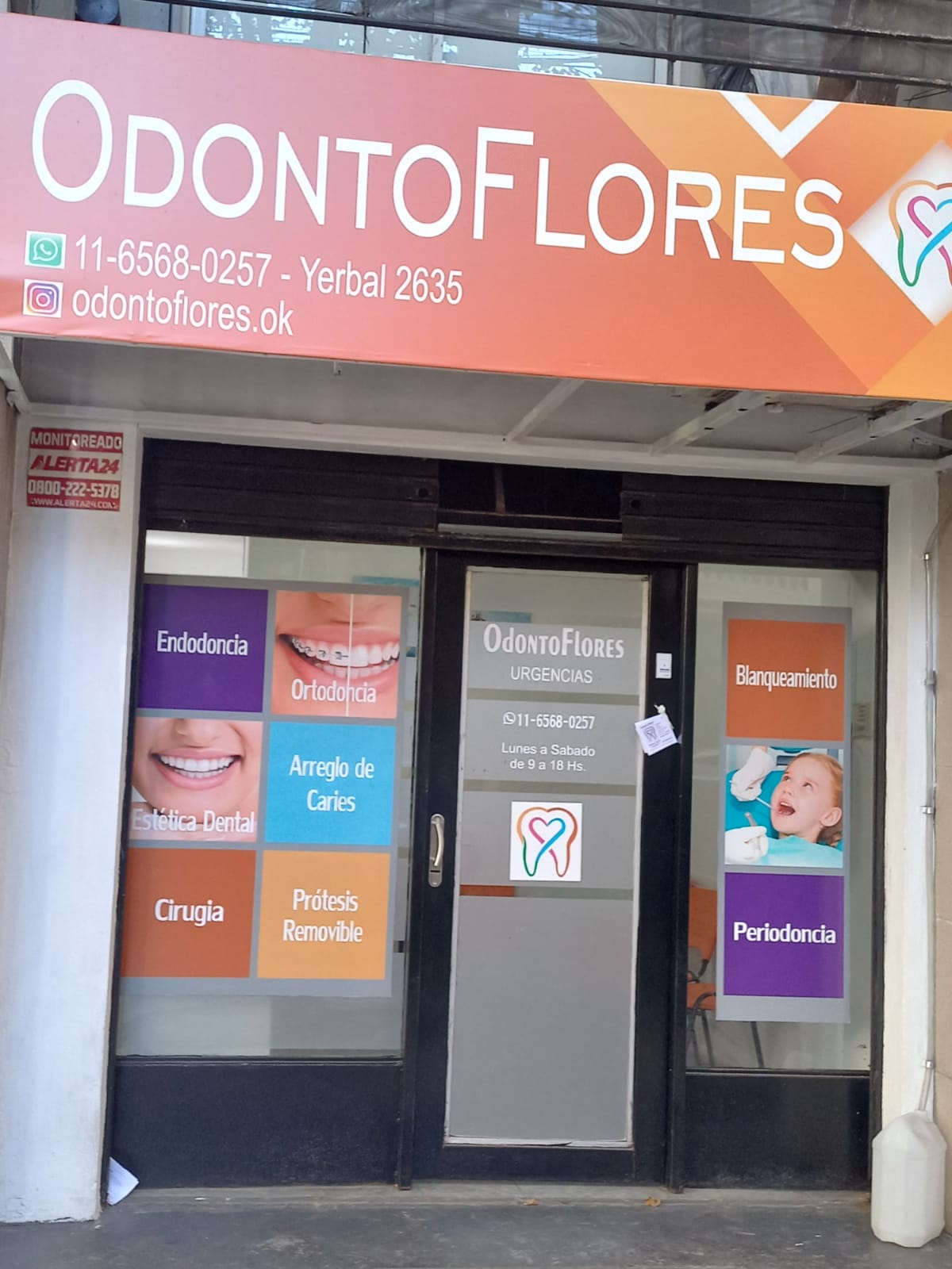 Fachada del consultorio OdontoFlores en Yerbal 2635, Flores
